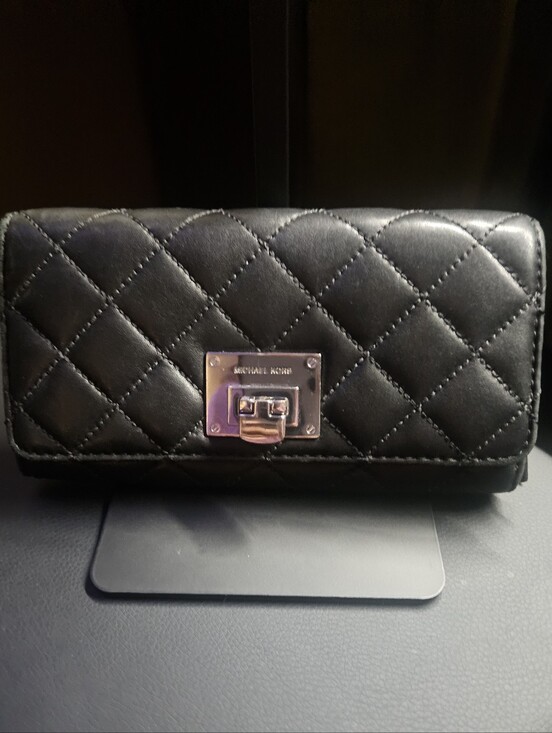 Michael Kors Handbags - 💥Sale💥Michael Kors Black Quilted Astrid Carryall  Leather Clutch